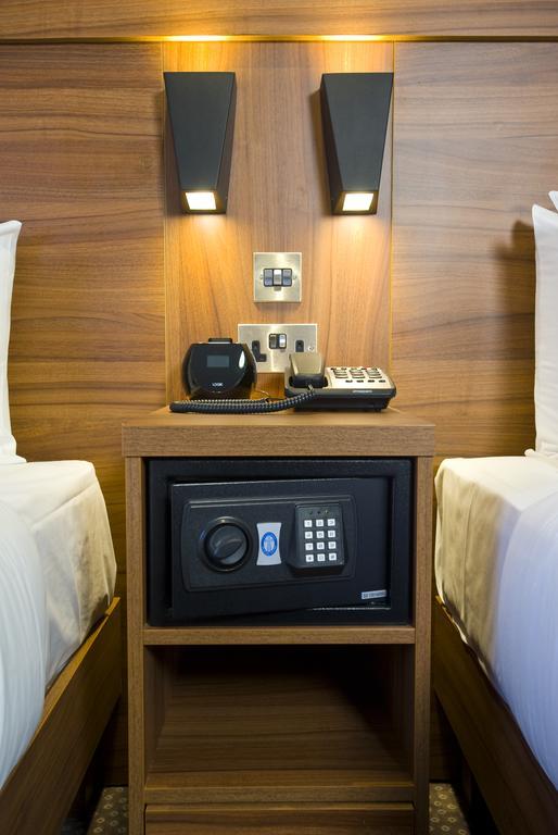 London Court Hotel Room photo